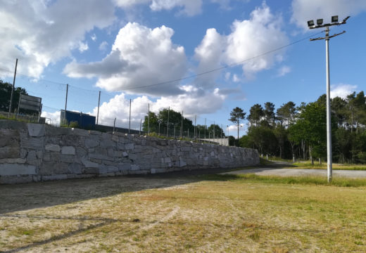 O campo de fútbol de Santa Cruz de Montaos conta cun novo muro de contención